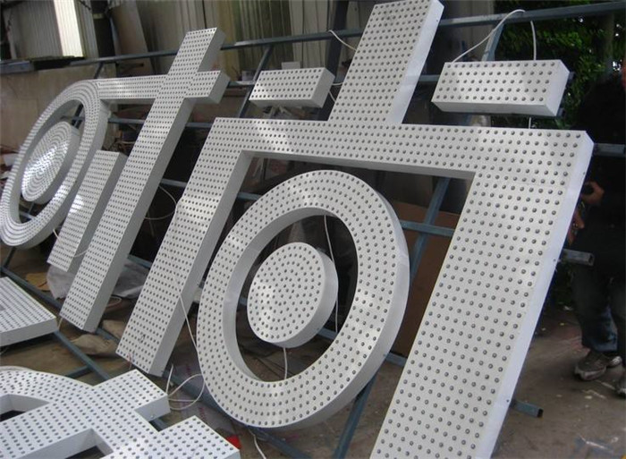 一台迷你广告字雕刻机就能生产13种广告字